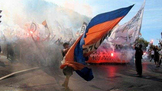 /titleImg/casti-prisel-o-oko-fanousci-vyrazili-do-ulici/1/4455.jpg?width=570