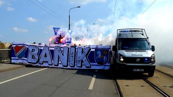 /titleImg/chachari-vyrazili-na-fotbal-pochodem!/1/8783.jpg?width=570