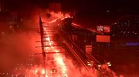 VIDEO DNE: Pozna se zahalila do dmu