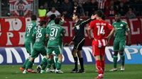 VIDEO: Fanoušci Panathinaikosu vtrhli na sudího
