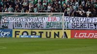 Fanoušci Bohemians nejsou spokojeni s prioritami sponzora - Zkurvenou LFA podporujete, na ambice Bohemky serete! 